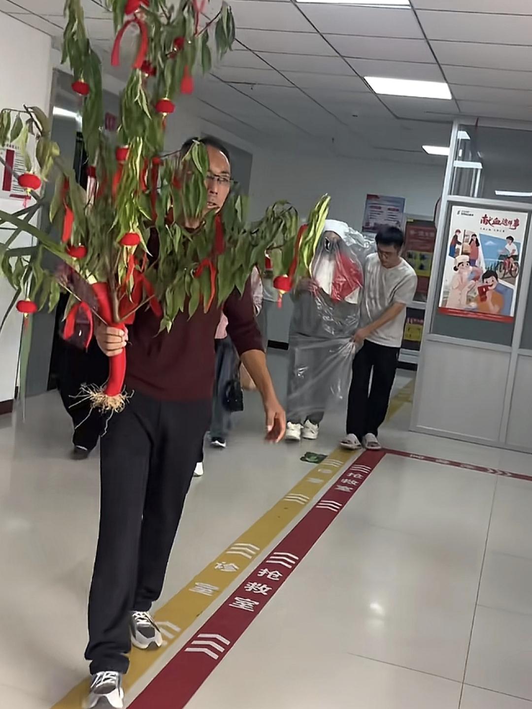 生完孩子，孕妇穿着塑料袋出院

你说这事儿怪不怪？生完孩子出院，孕妇咋都让塑料袋