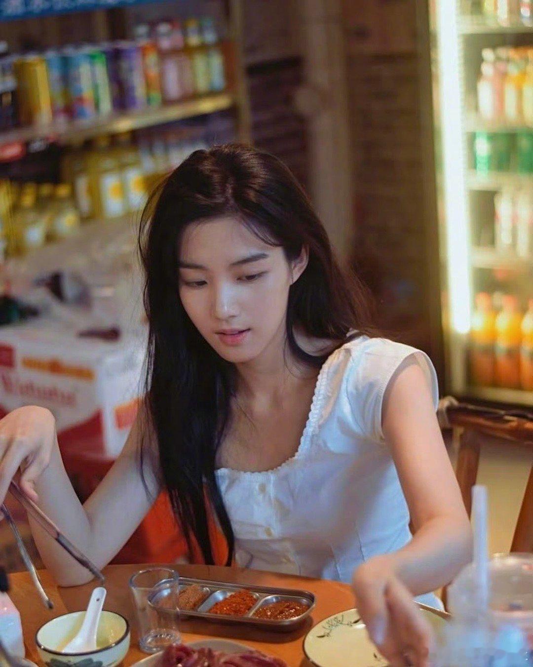 姐姐真的好瘦好薄一片啊！｜卢昱晓