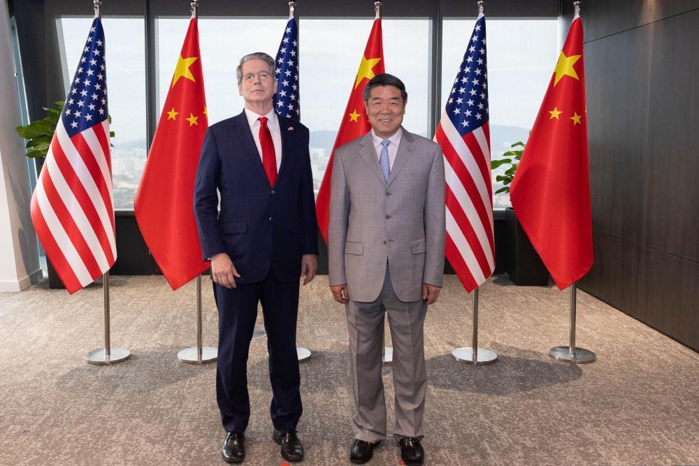 这是中美在马来西亚经贸磋商前的合影！中方是满面微笑，尽显从容与淡定，而美方财长贝