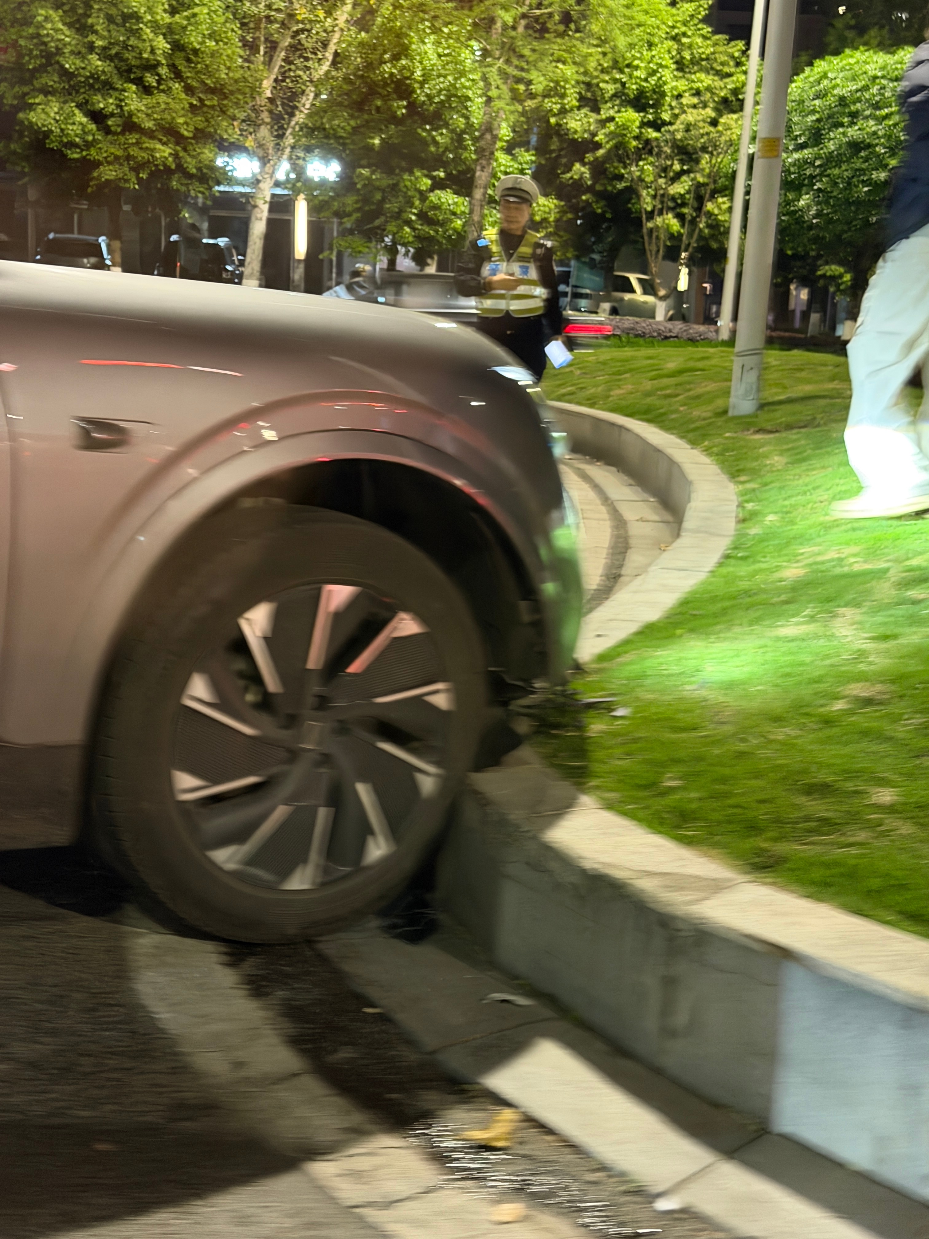 回家路上一辆车上绿化带了、这里是一个回头弯、速度要放慢点喂兄弟