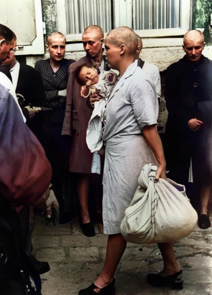 1944年，巴黎光复之后，一群被剃了光头的妇女，其中一名女子手中还抱着一个婴儿，
