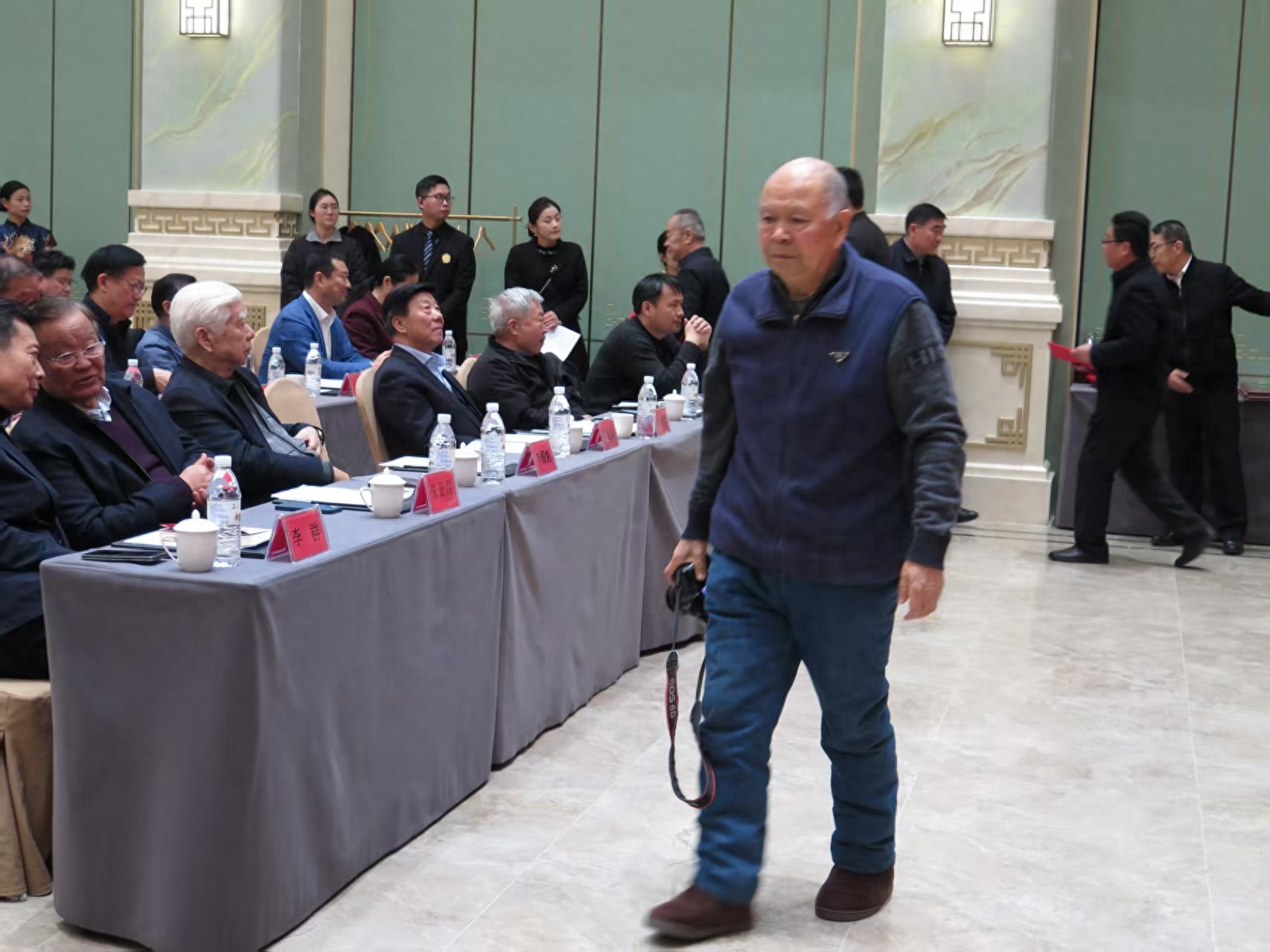 一次大会上的感人身影