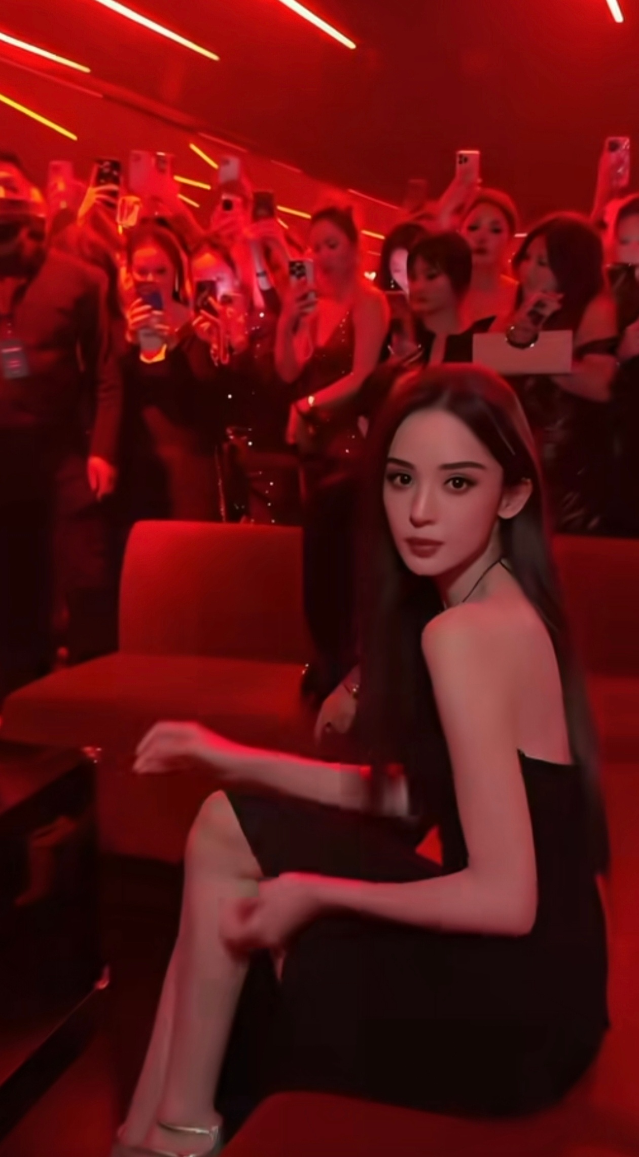 好美的两张脸 ，真的低估蔡文静的颜值了，在古力娜扎旁边居然一点不逊色 