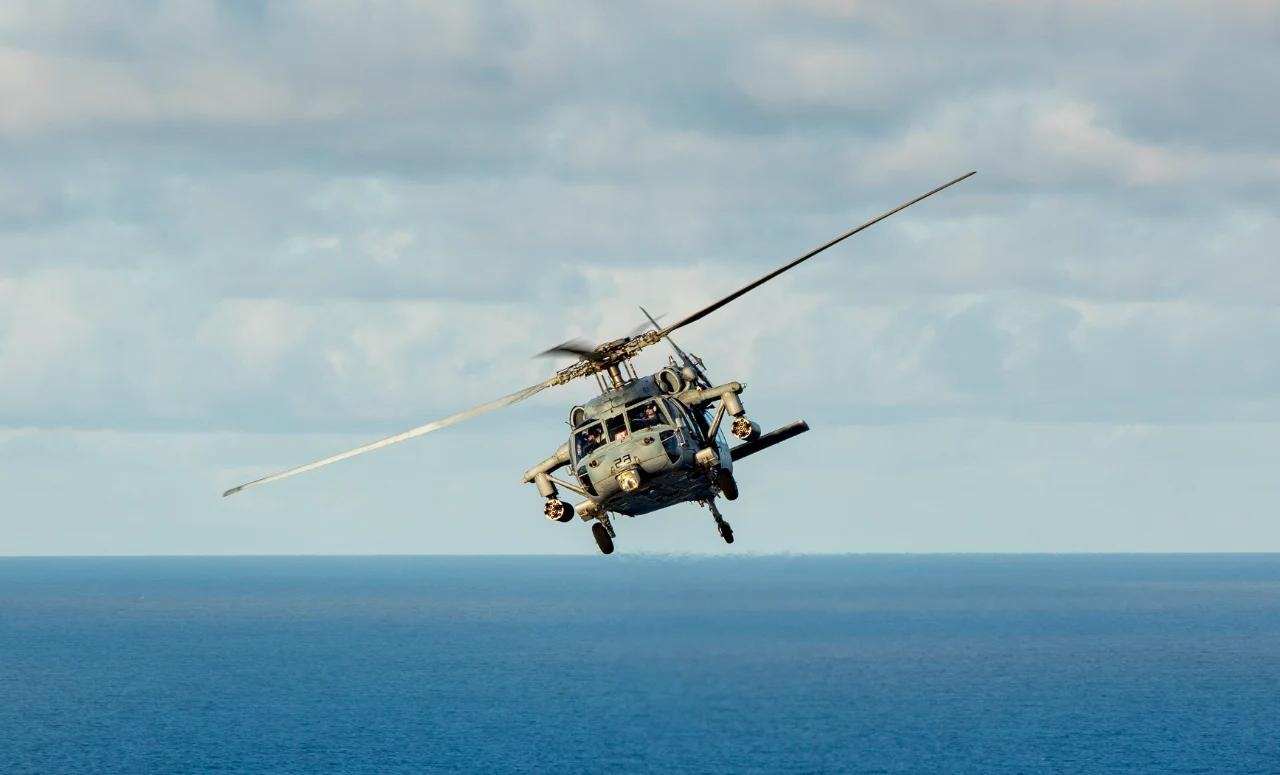 美军突袭委内瑞拉首都时直升机贴着海平面30米高度飞行，避开了委内瑞拉雷达的探测。