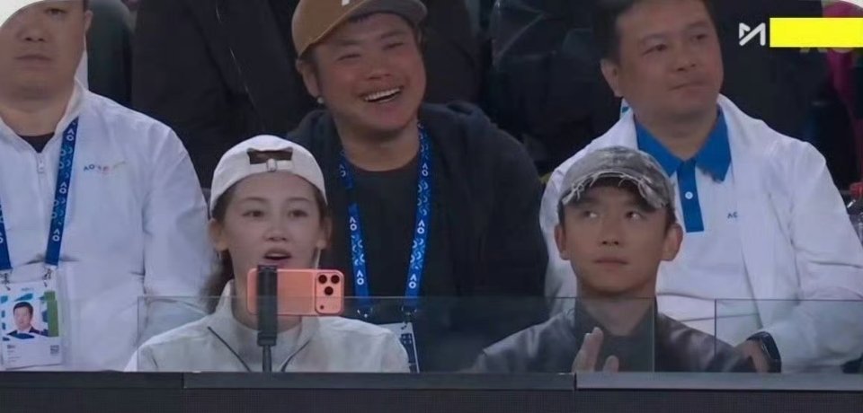 郑恺回应鹿晗粉丝玩梗也要有个度吧....把自己老婆说成像鹿晗....鹿哥无妄之灾