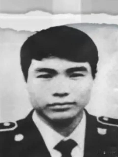 “我给你们添麻烦了，他的工作没有做完。”
这是22岁的缉毒民警旷磊牺牲时他的老母