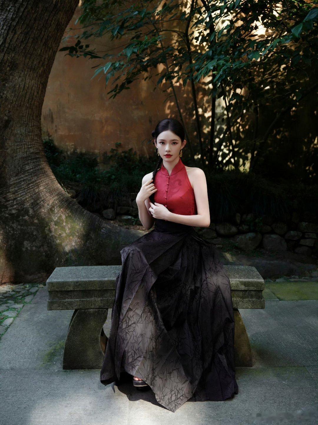林允这张国泰民安脸 林允央视七夕太出圈！新中式旗袍衬得她娉婷袅袅，国泰民安脸满是