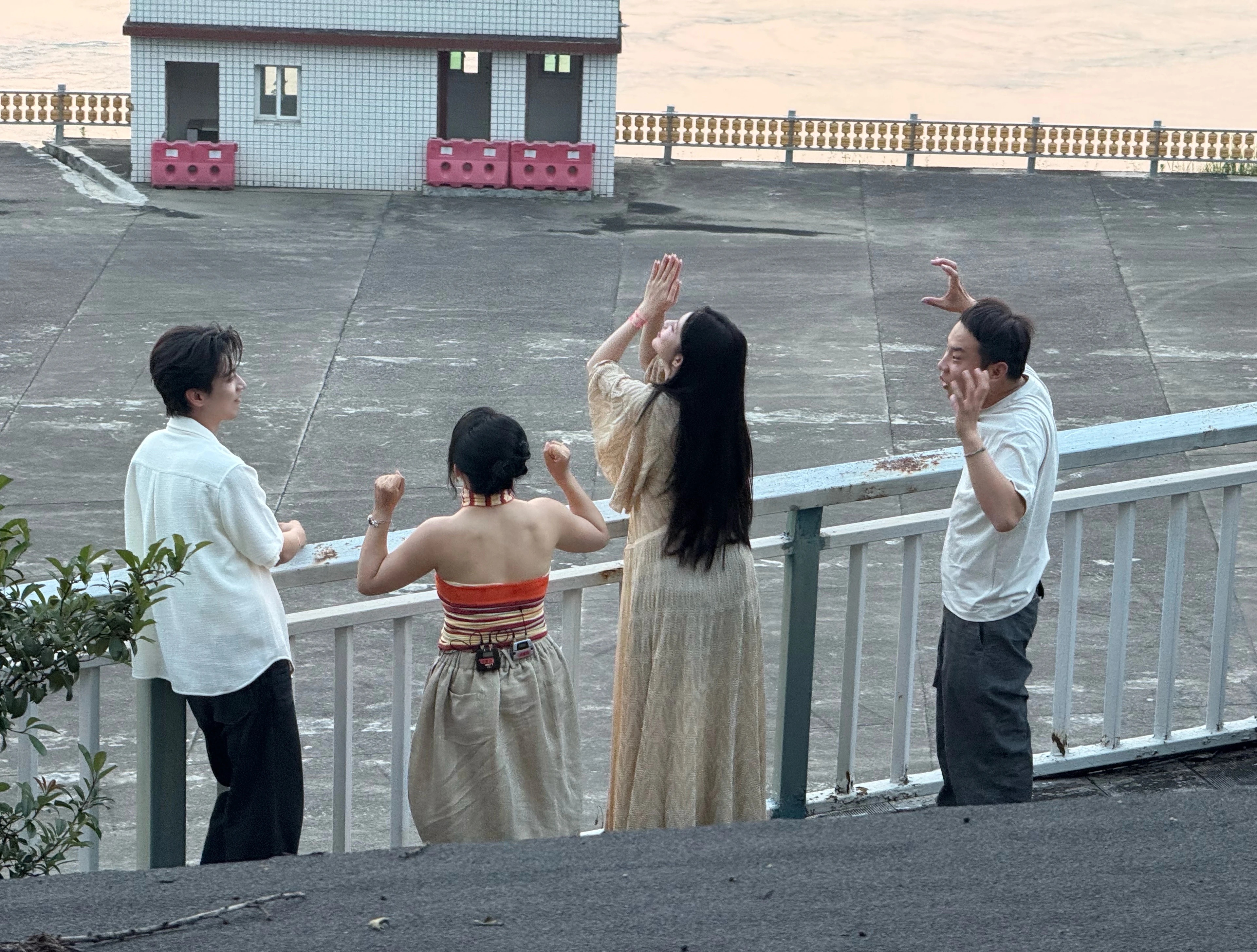 网友在重庆江边偶遇孟子义、陈鑫海、徐志胜、李嘉琦～ 