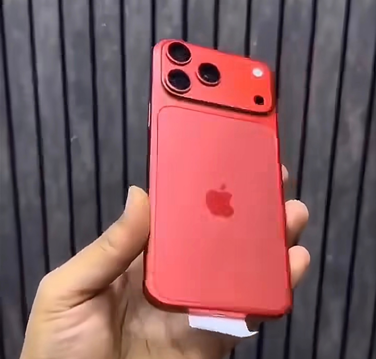iPhone18Pro渲染图再曝这个红色看着挺舒服的，有没有人和我一样的感觉，就