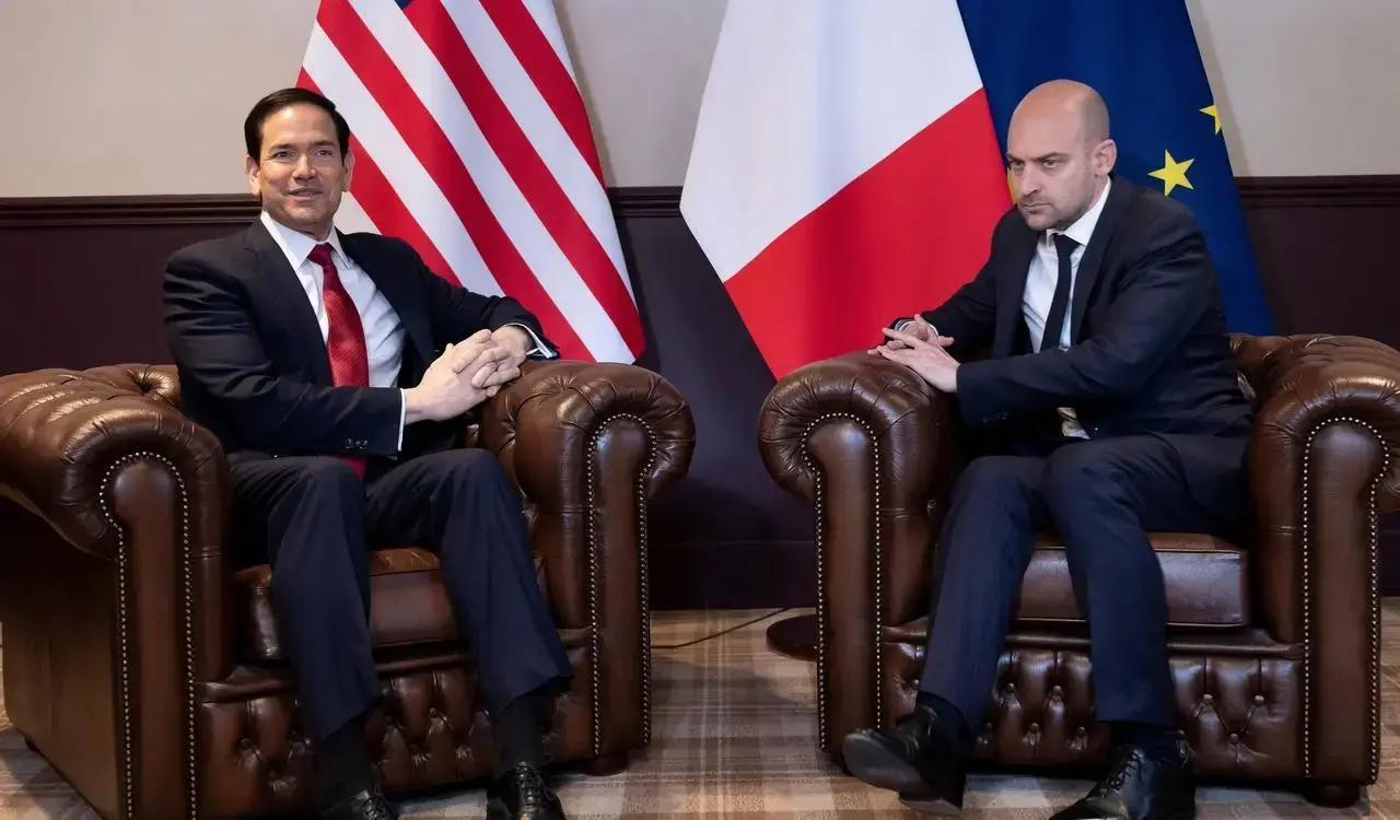 在七国集团部长会议现场，美国国务卿鲁比奥和欧盟外交负责人卡拉斯就乌克兰和平路径吵