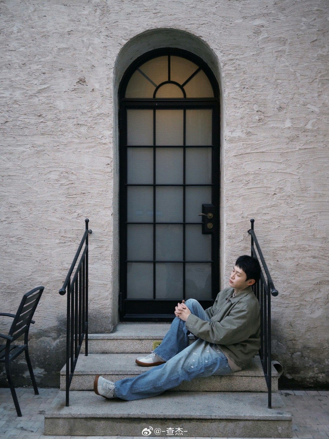 演员查杰查杰拍一部黄一部 别人拍戏：求爆红。查杰拍戏：求剧组别解散、求资金链不断