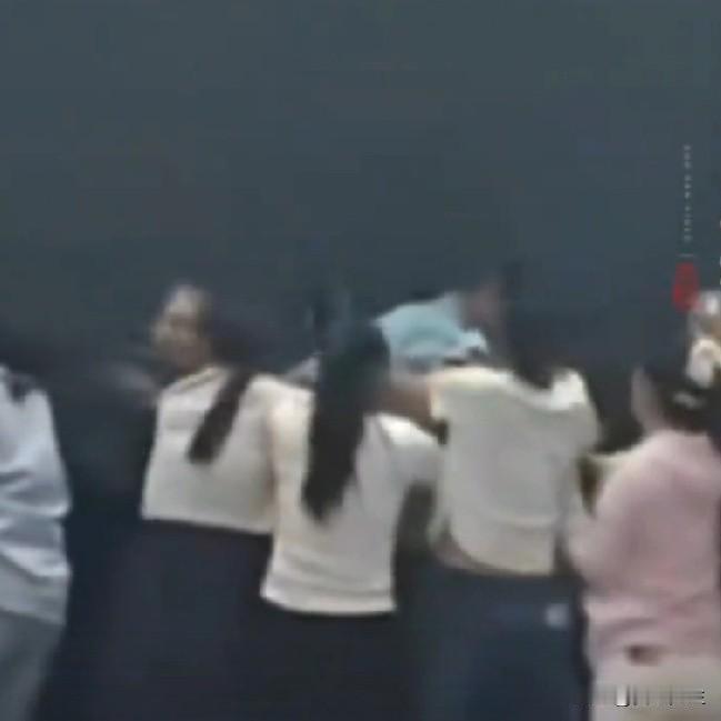 辽宁盘山县幼师暴力打骂，用墙撞头，扇儿童耳光事件，刺痛全网家长的心
10月17日