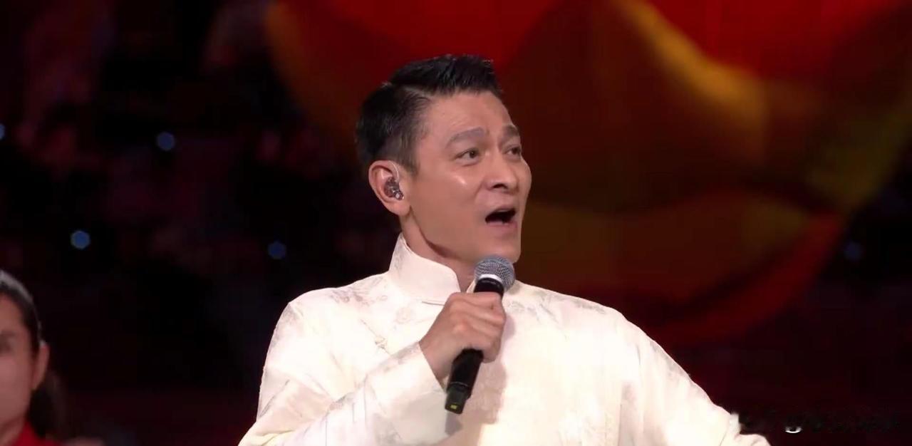 在首次由粤港澳联合举办的全运会舞台上，《中国人》这首歌被暖声唱响，其背后的意义深