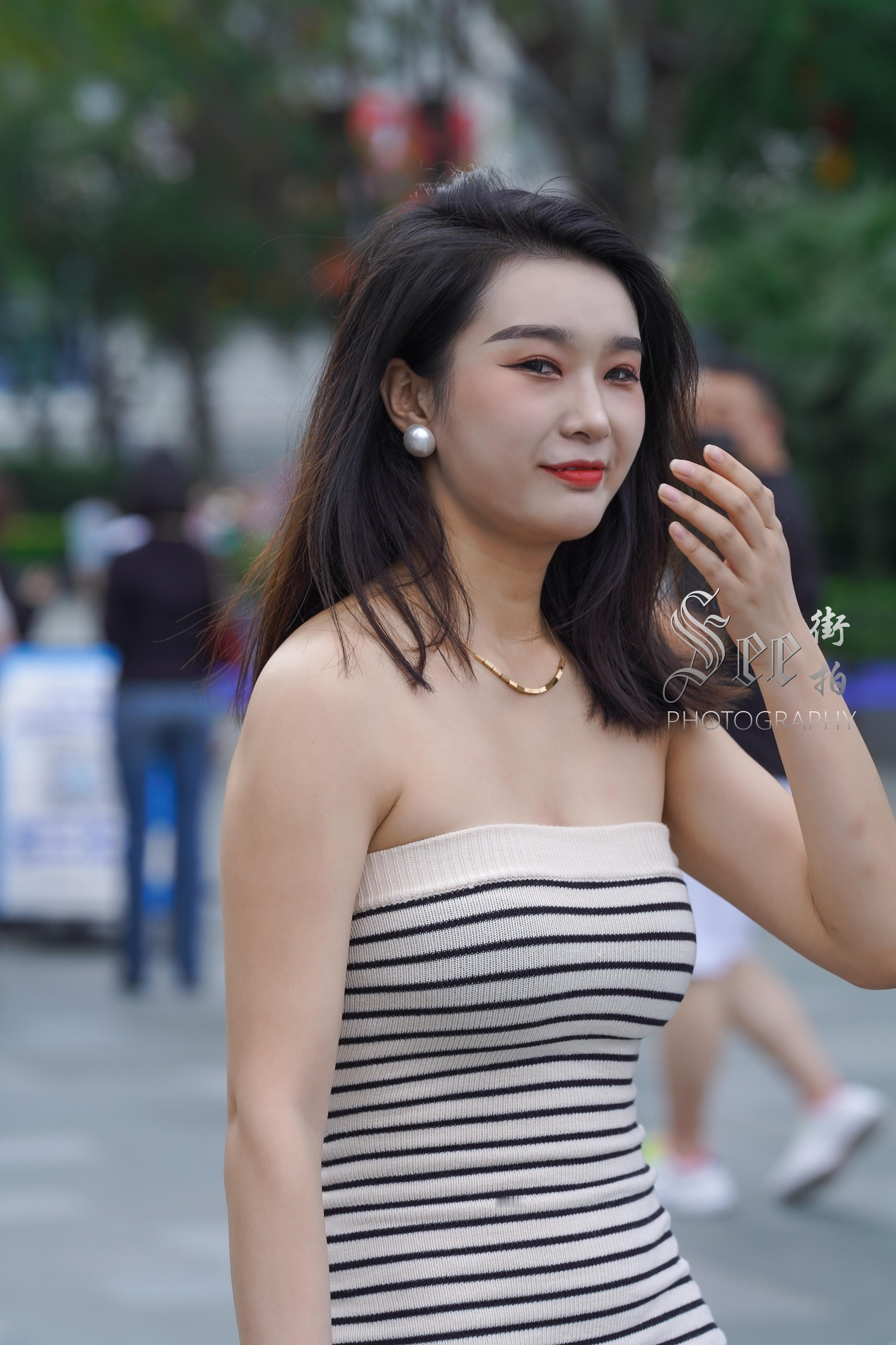 美丽气质抹胸裙小姐姐~~ 