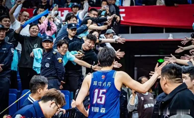 本赛季CBA彻底疯了😭
黑马扎堆逆袭，冷门一个接一个，格局大洗牌！
以前的鱼腩