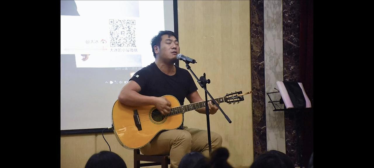 这么好听的歌一定要分享出来，词好曲也好，歌词如下：
阿琴很拼
不管下雨天睛
站在