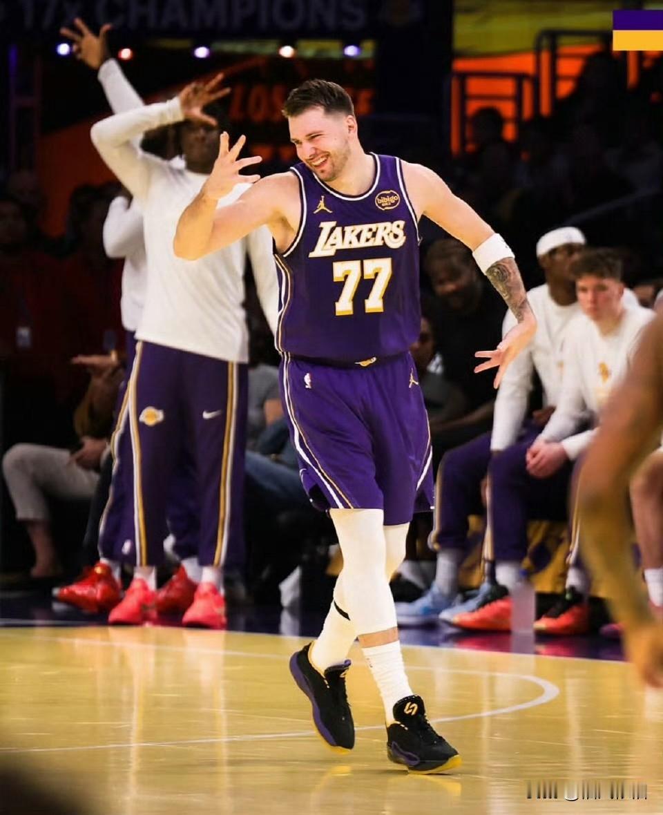 东契奇的祖巴茨瞄准镜又进化了？不需要对着祖巴茨，只要祖巴茨在场也能开自瞄功能？