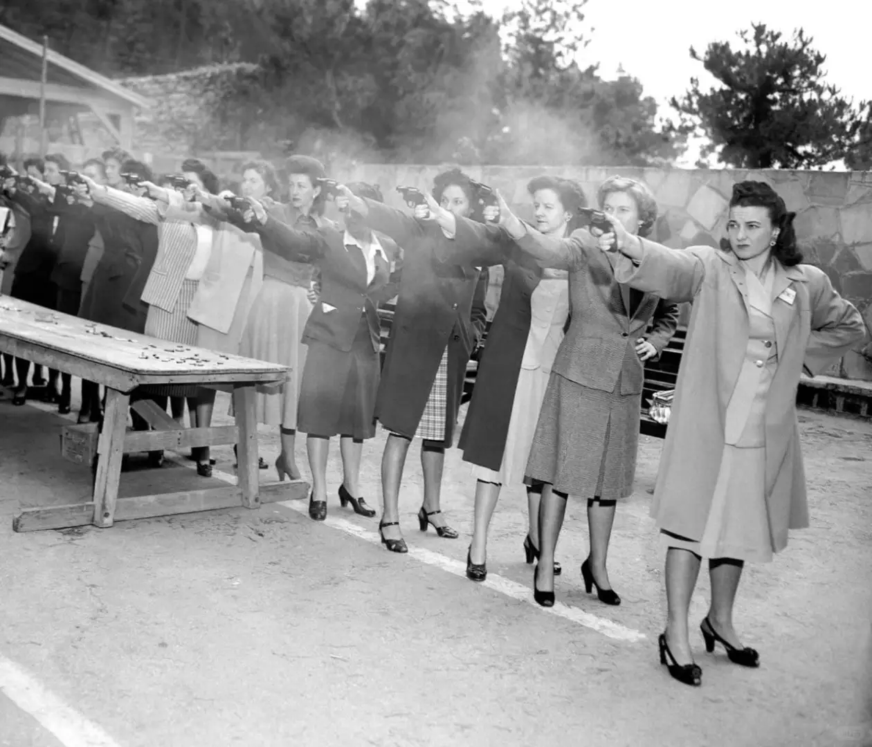 1948 年，洛杉矶警察局的女学员练习射击新配发的左轮手枪。