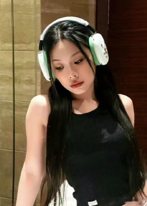 歌手直播万妮达终于不是第一个出场了流畅丝滑的说唱，充满律动的旋律，万妮达《不同凡