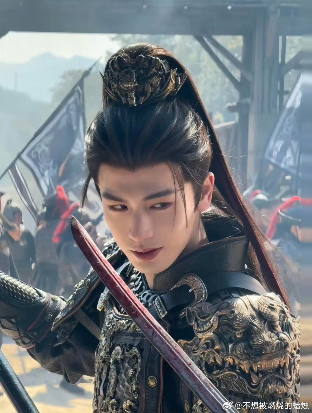 张凌赫面具之下是更美的面网剧逐玉摘面具名场面封神！张凌赫面具之下是更美的容颜，谢