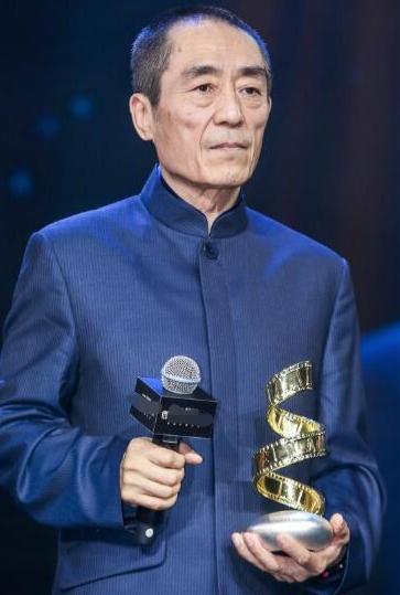 张艺谋这几年真是宝刀未老，接连放大招！

《一秒钟》是他写给电影的一封情书，黄沙