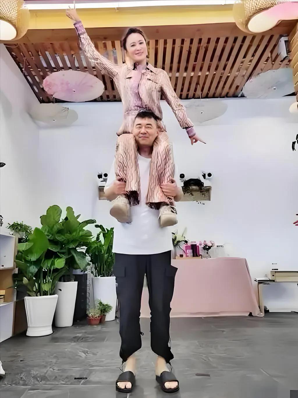 老戏骨陈建斌真的厉害，都54岁了还能把老婆蒋勤勤举高高！不愧是演过猛男曹操的男人