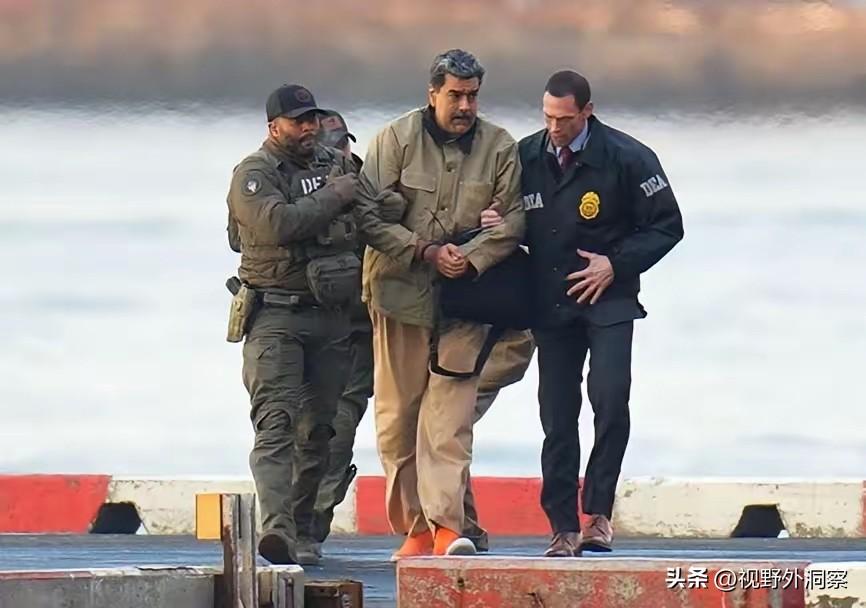 当包装被拆封，权威不在，原来光辉都是经过精心涂抹才上身的，如同皇帝的新装。其实，