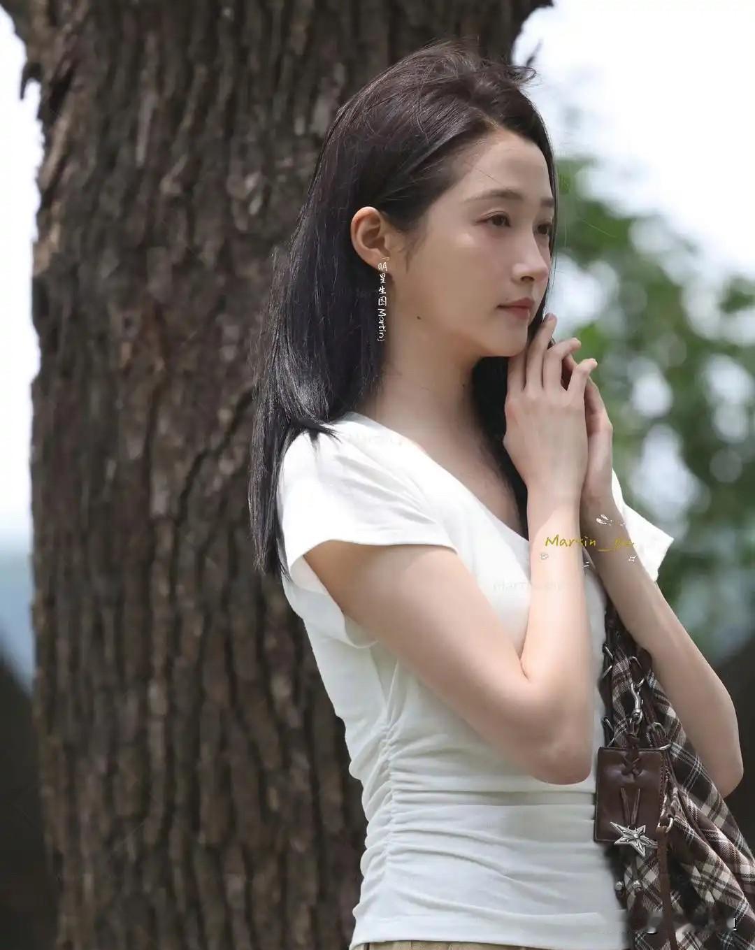 关晓彤户外生图直出清爽大方！

一身简约日常穿搭，白色修身短款T恤搭配卡其色短裤