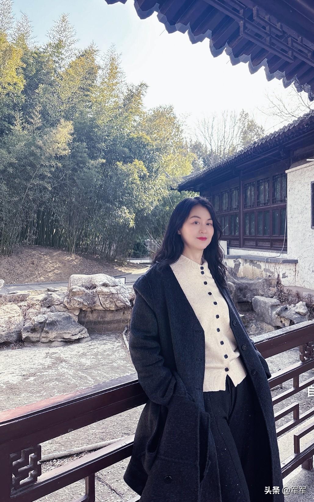 怎样克服焦虑，关键是克服“怕”字，无论什么人，什么事，都不用怕，都是一个脑袋两条