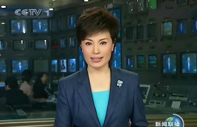 1998年，央视主持人李瑞英在《新闻联播》开播前十五分钟，突然电话响了，喊着“瑞