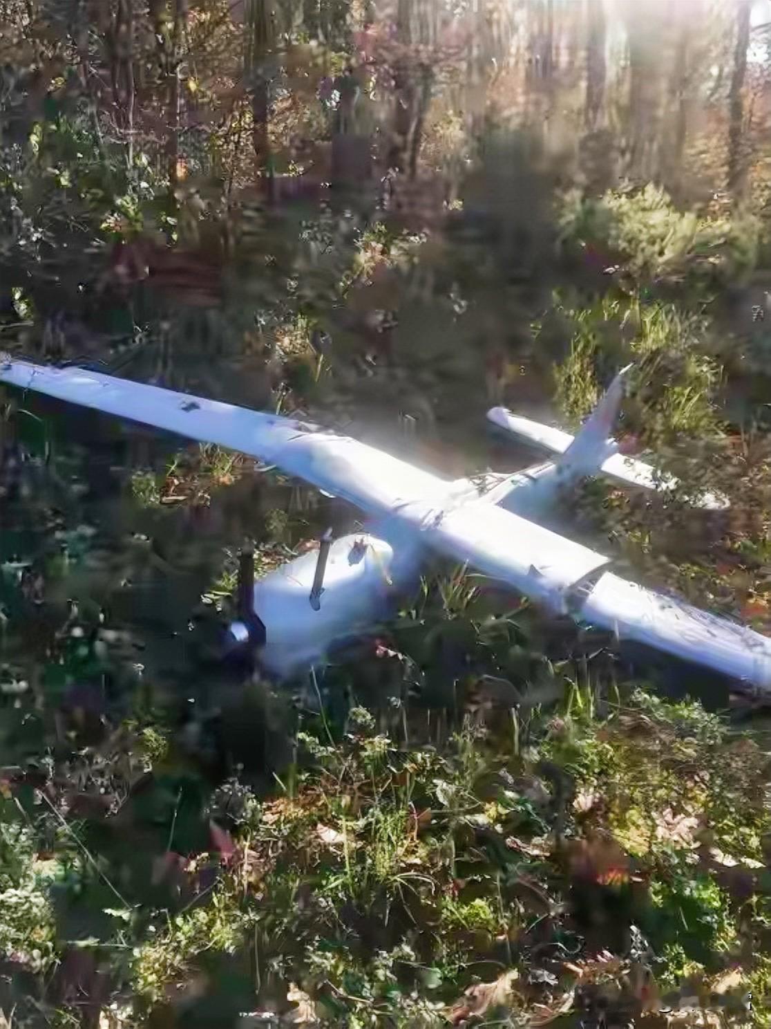 土耳其F-16战机呼啸升空，导弹划破黑海上空。被击落的俄罗斯无人机残骸散落在土耳