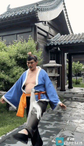 提起大衣哥，大家都不陌生，自从他出名后，为了挣钱，他什么都演，都演的有模有样。