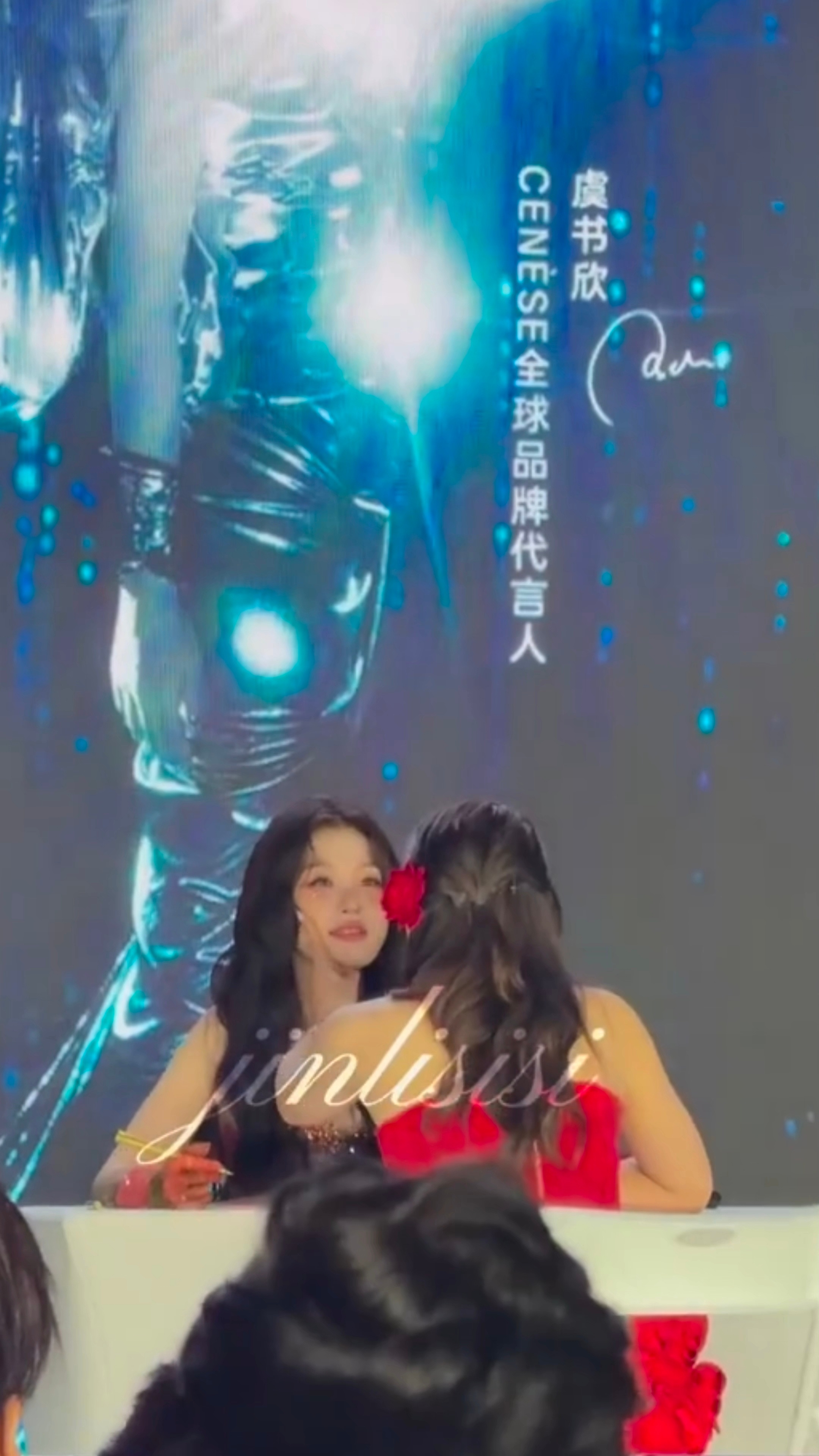 虞书欣签售会还有几关……这个小女孩就这样仰着头享受小石榴戳戳捏捏[捂嘴哭] ​​