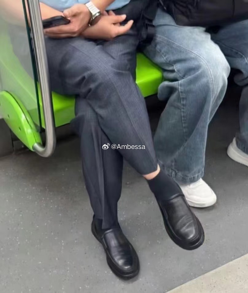 以前人人爱穿皮鞋，现在大人小孩都选运动鞋，难怪皮鞋厂都要倒闭了，所以为啥变化这么