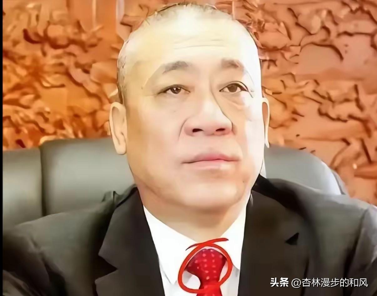 县里想让崔培军挂个名，出钱修文化中心，他当场就回绝了。不是没钱，是钱得先花在自己