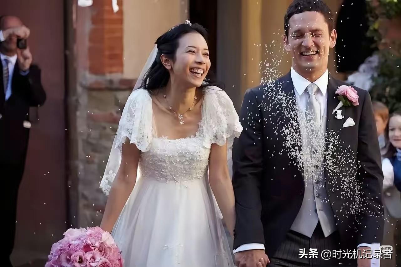 莫文蔚的爱情真的可以拍成电影，17岁和外国小伙初恋，后来和冯德伦恋爱9年，分手后