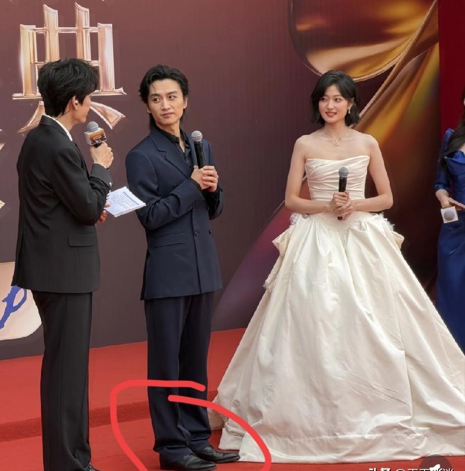 男演员身高不够？
陈晓直接把“增高鞋”踢出了片场。
和他搭戏的女演员，名单堪称“