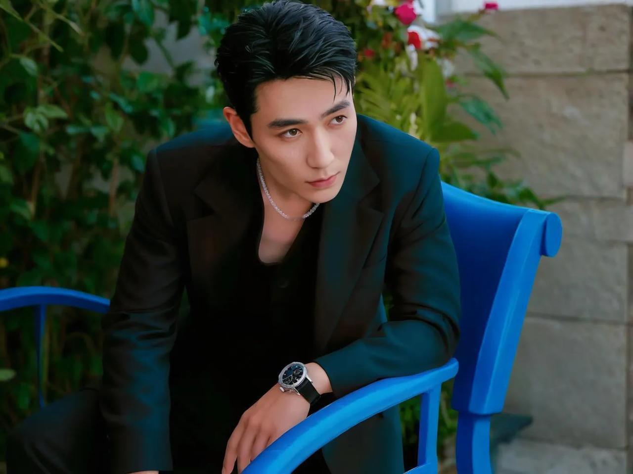 #朱一龙西装造型合集#朱一龙的西装造型合集展现了他作为一位男演员的多面性和时尚感