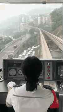“开轻轨的女人真厉害！”
