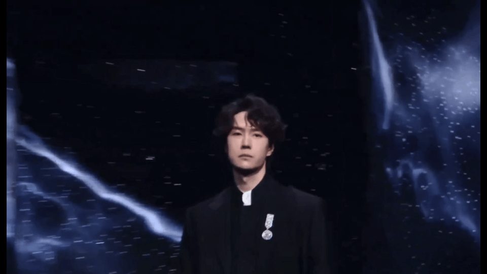 王的睥睨💚😎王一博不是走下台是飞下台