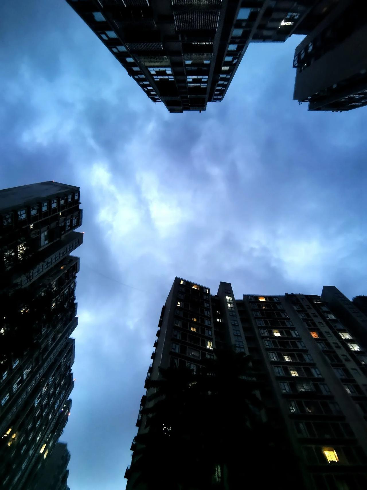 《风雨欲来的前奏》

风雨欲来的前奏，
总是带着别样的氛围。
小时候在农村，
原