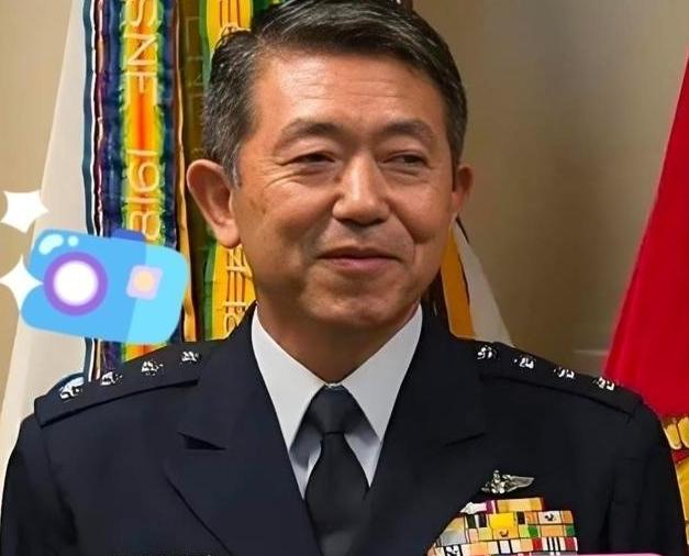 没想到，被中国制裁的日本政客岩崎茂，居然被爆出在中国有着巨额的资产，他的儿子在中