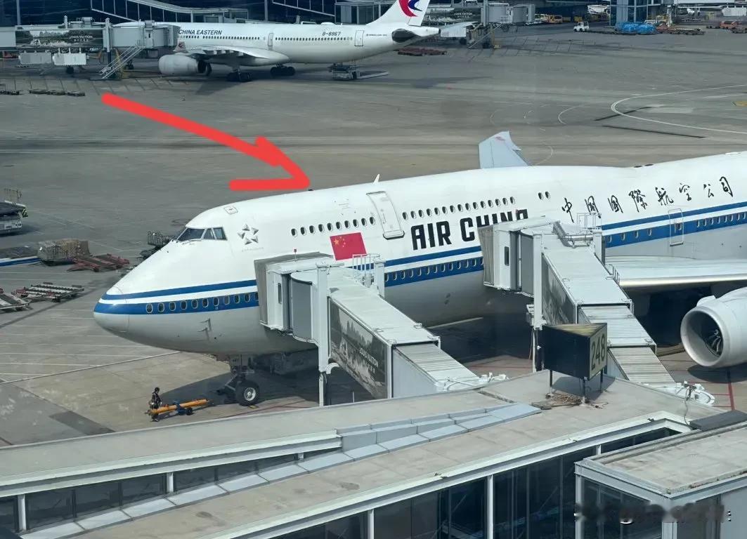 今天（5月2日）中午，

一段视频引发网友热议：
一架东方航空A350客机与廊桥