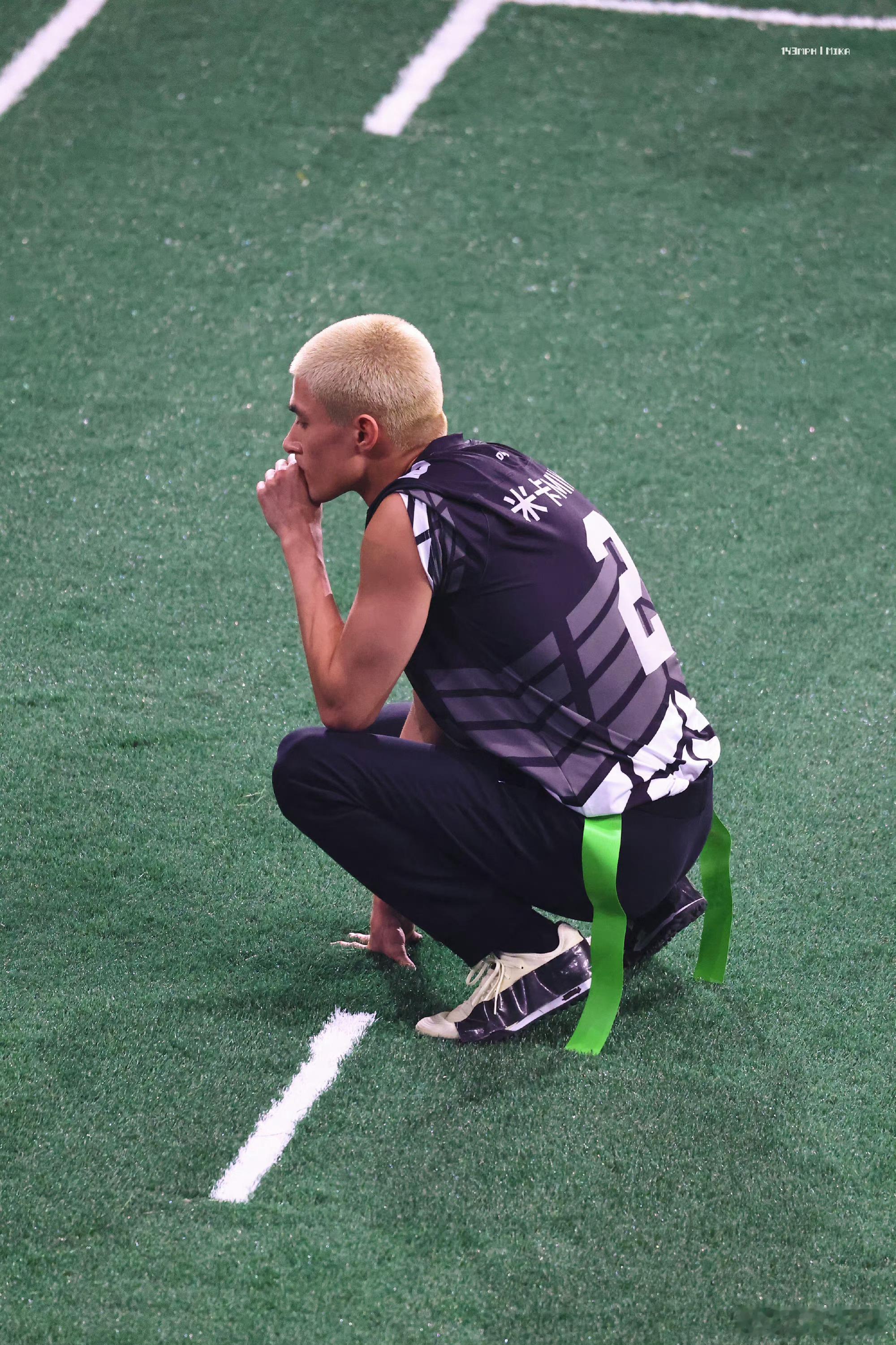 #米卡腰旗橄榄球的神# 米卡把橄榄球赛场变成了自己的舞台，尽情展现着能力者的风采