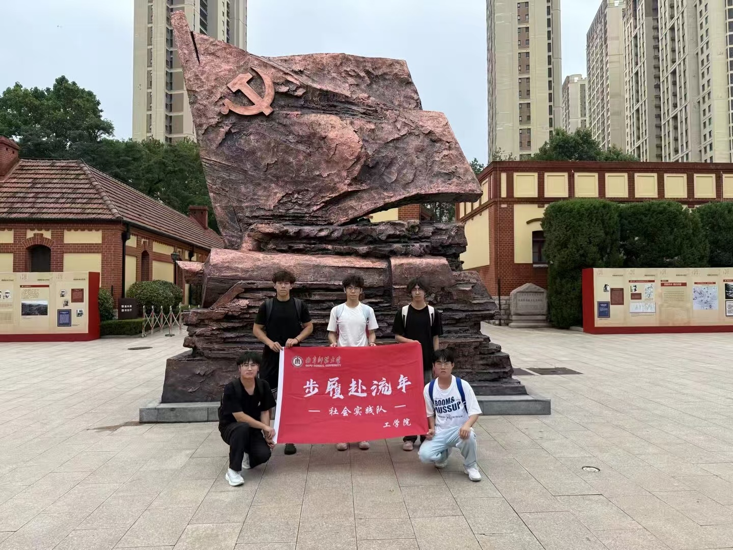 秦岭笑谈 触摸历史物证：在粗糙铁器与先烈遗物前凝思缅怀革命先烈革命物证三下乡青春