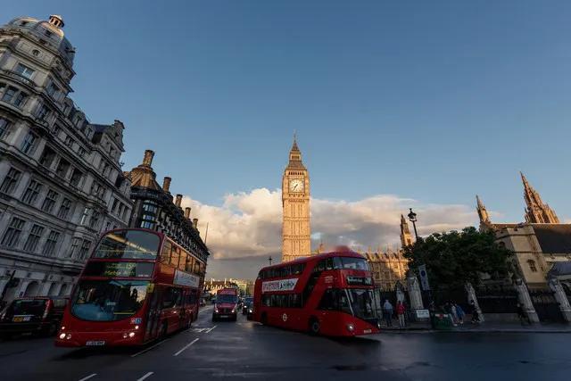 特朗普调解俄乌战争，受伤最大的其实是英国，所以英国才会火急火燎地召开伦敦峰会，而