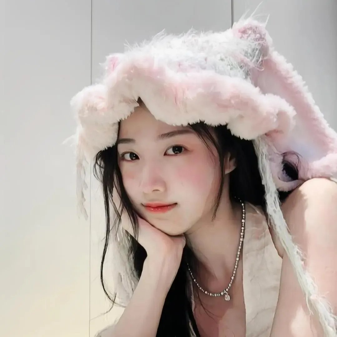 𝙒𝙚𝘾𝙝𝙖𝙩 | 女生头像｜卢昱晓篇⑧  专栏 · 余颖
