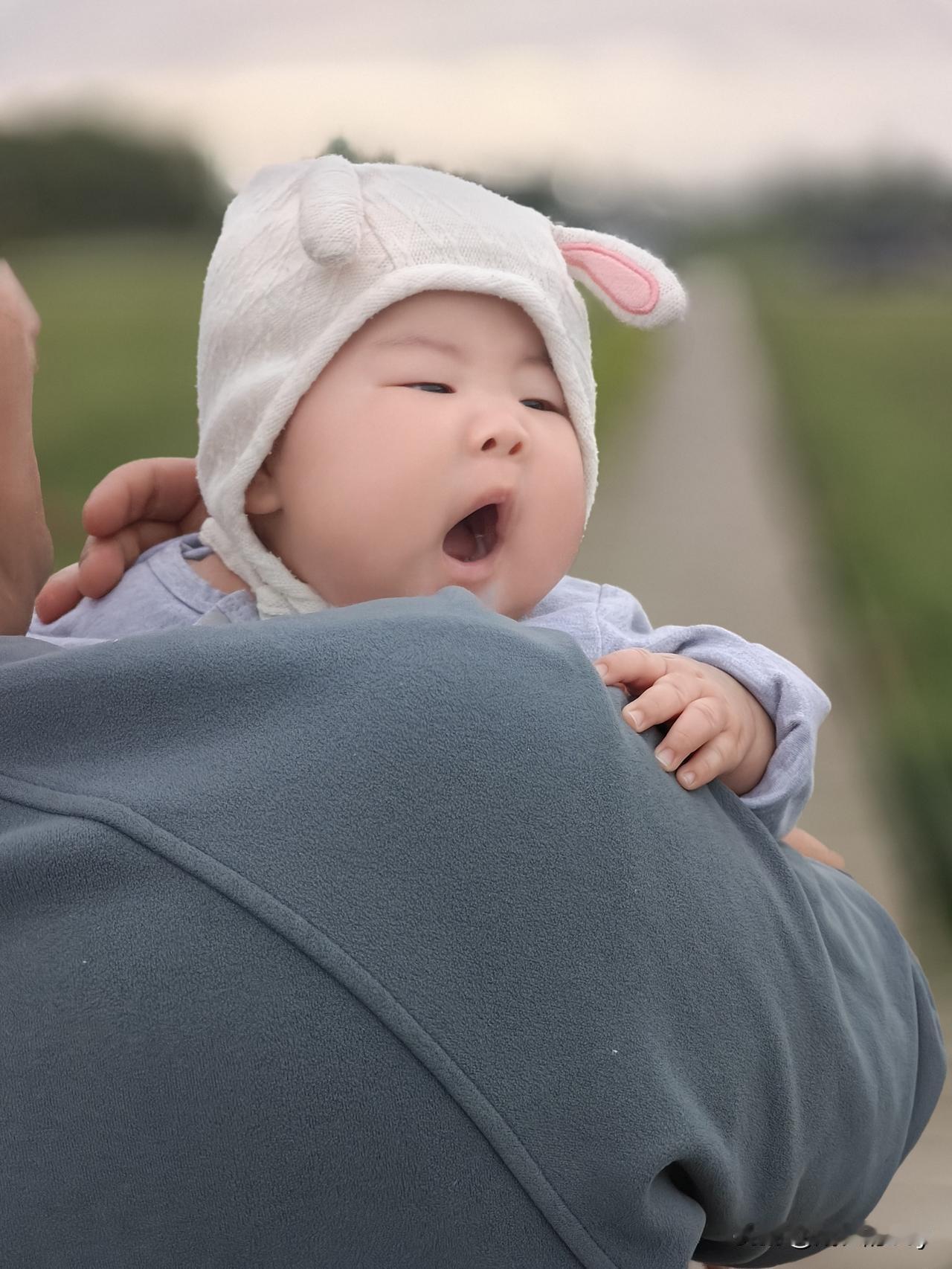 春季带3个月大的宝宝出游，谨记三点：
防晒防风：为婴儿车配备遮阳篷，再搭上薄纱巾