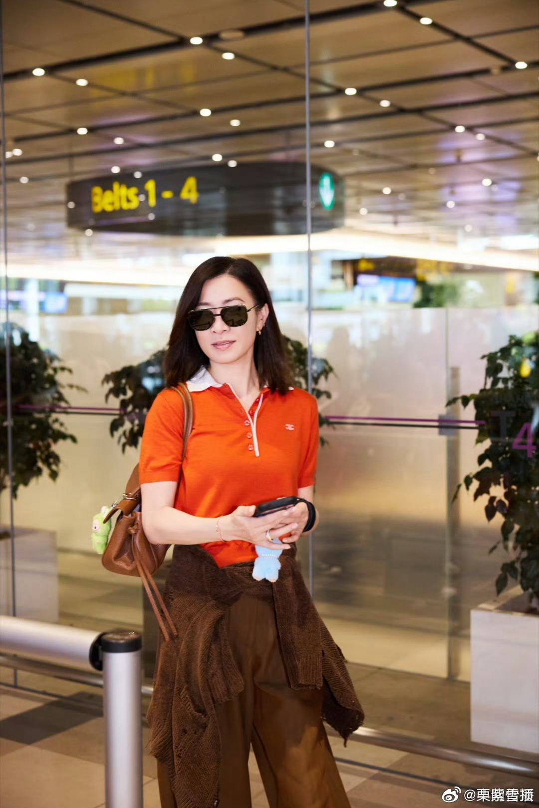 新加坡偶遇佘诗曼 佘诗曼现身新加坡，路人视角下生图状态好完美啊颜值抗打、亲和力满