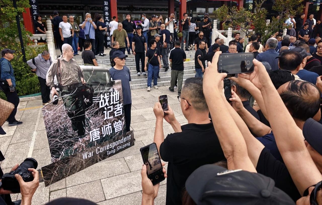 今天上午的芙蓉姐姐（凤姐在国外）今天是唐师曾告别会，芙蓉姐姐现身
